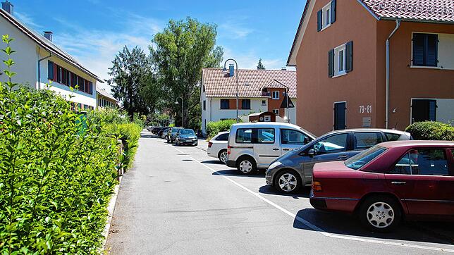 Blick in die Austraße im Stadtteil Petershausen-West. Etwas weiter vorn kam es zu dem Angriff auf einen Fußgänger.