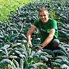 Markus Uhlenbrock-Ehnes von der Gemüsegärtnerei Eulenhof in Dogern mitten in einem Feld Schwarzkohl. Alte Gemüsesorten wie diese liegen ...