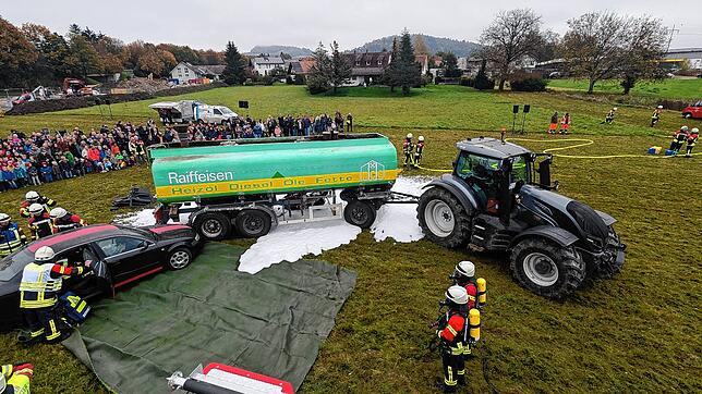 Bei der Hauptprobe der Freiwilligen Feuerwehr Abteilung Hilzingen geht es um den Zusammenstoß eines Autos mit einem Gefahrgut-Anhänger. ...