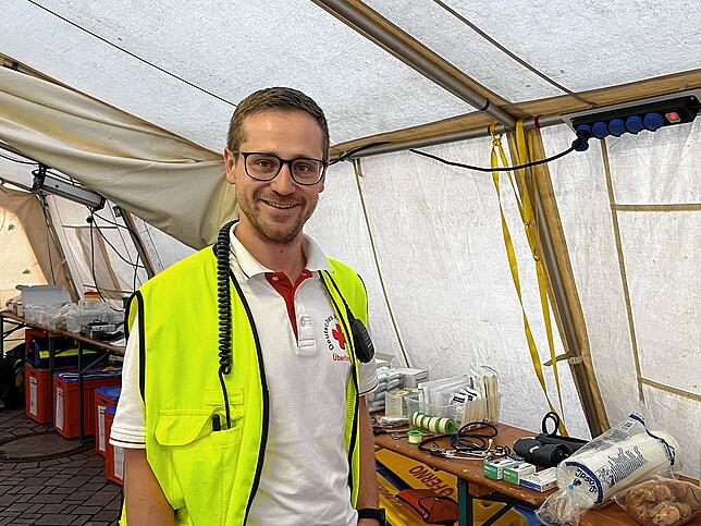 Ob Rettungssanitäter oder Waffelbäcker: Ohne Leute wie Julian Schweikart vom DRK wäre das Fest kaum machbar. Hinter ihm ist das große ...
