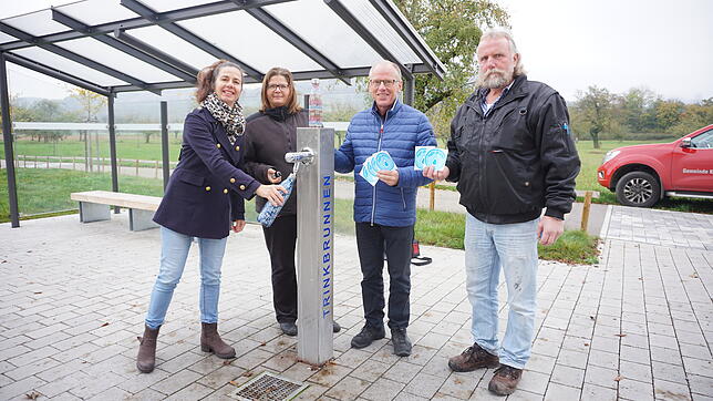 Susanne Böger (von links) und Frederike Magjar von Plastikfrei in Küssaberg freuen sich zusammen mit Bürgermeister Manfred Weber und ...