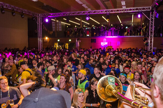 Die Halle war bei der Veranstaltung gut gefüllt, sechs Lumpenkapellen sorgten für Stimmung.