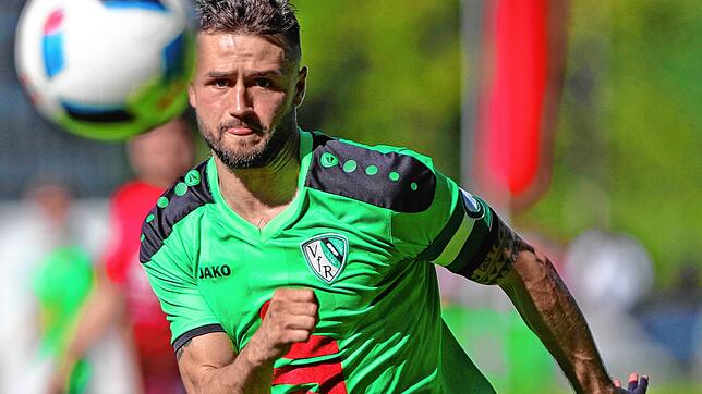 Am Samstag hat Marius Henkel, sonst auch als Kickboxer aktiv, nur den Ball im Blick. Im Halbfinale gegen Rielasingen will der 28-Jährige ...