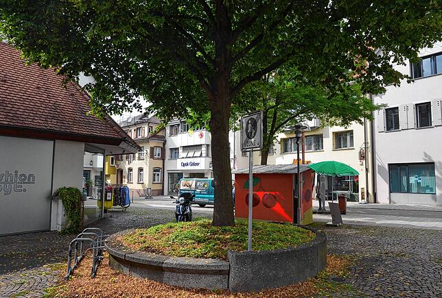 Erster Schritt der Innenstadtgestaltung ist eine Sitzfläche auf der Linden-Umrandung.