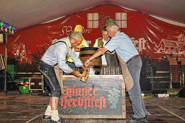 Keine spritzende Fontäne, nur rieselnder Schaum (von links): Hans-Peter Lehmann, Michael Heinermann und Rainer Honer. Lehmann wird auch ...