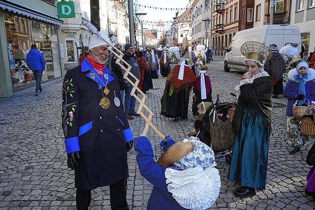 Bild 4: Narros flanieren bei Kaiserwetter durch die Innenstadt