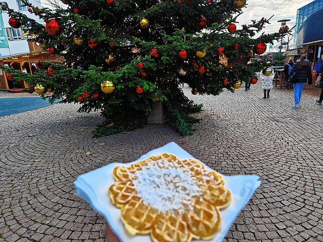 Die Waffel mit Puderzucker, frisch zubereitet von den Schülerinnen der Realschule Ailingen, kostet 2,50 Euro.