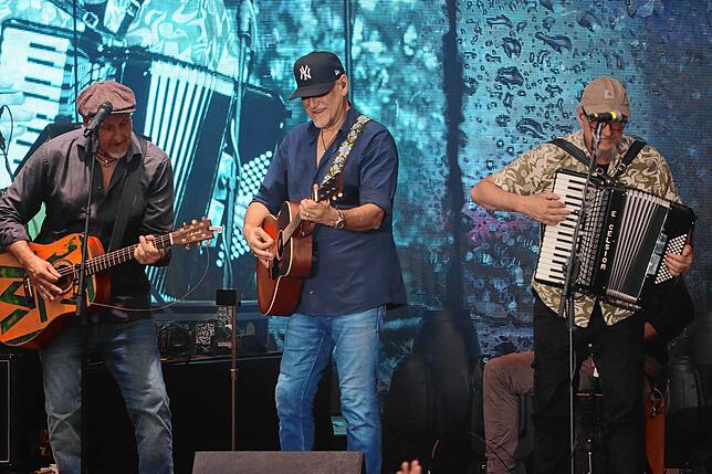 Bild 7: Fury in the Slaughterhouse rocken den Meersburger Schlossplatz