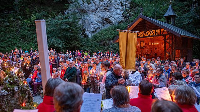 Der Kirchenchor Buchheim unter der Leitung von Hans Peter Fritz gestaltete den Gottesdienst in der Lourdesgrotte im Liebfrauental mit.