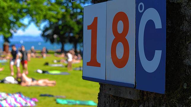 18 Grad Wassertemperatur am Freitag lockt einige Leute ins Freibad: Im Strandbad Friedrichshafen ist noch Platz.