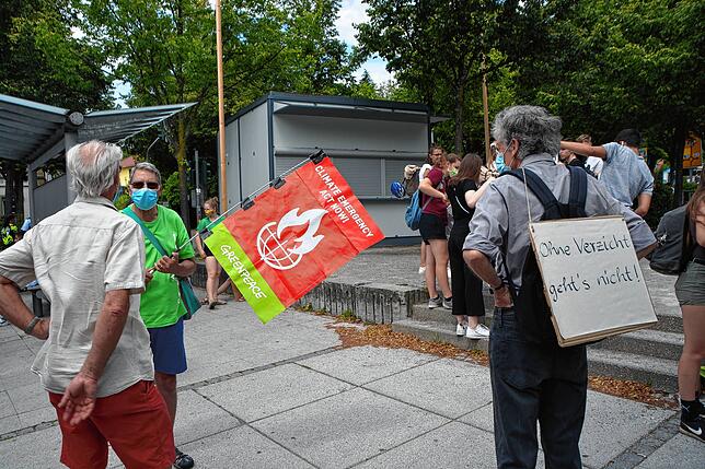 Immer wieder schließen sich auch ältere Mitbürger den Schülerprotesten an.