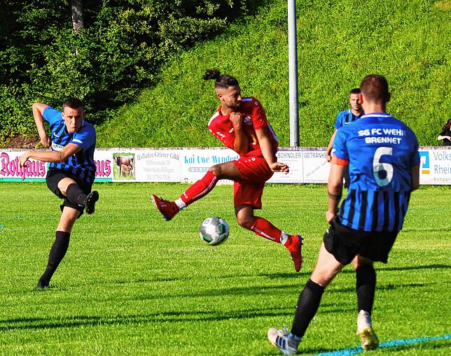 Abgefeuert: Mit einem Schuss aus der Distanz probiert es Manuel Pinke (links, gegen Ali Kara) beim 5:2-Sieg der SG FC Wehr-Brennet im ...