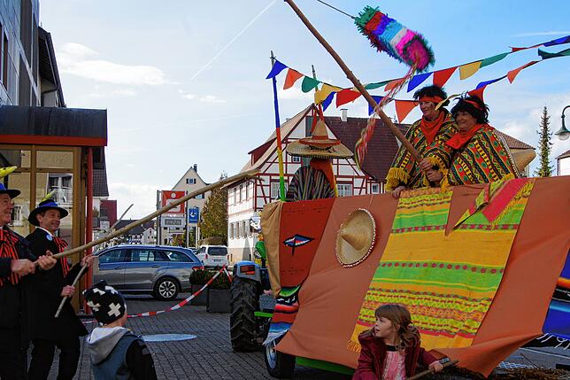 Die Ratschkacheln hatten Tequilla und eine Piñata für die Kinder dabei, da mussten allerdings die &bdquo;Hechtler&ldquo; die aus ...