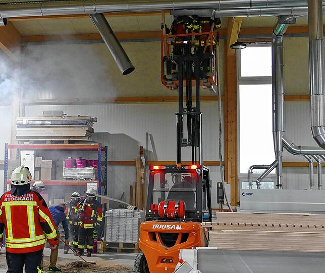 Per Gabelstapler kommen die Einsatzkräfte an die Glutnester in den Absaug-Rohren.