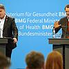 Bundesgesundheitsminister Karl Lauterbach (rechts) und Manfred Lucha, Gesundheitsminister von Baden-Württemberg, bei einer ...