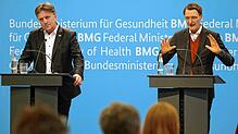 Bundesgesundheitsminister Karl Lauterbach (rechts) und Manfred Lucha, Gesundheitsminister von Baden-Württemberg, bei einer ...