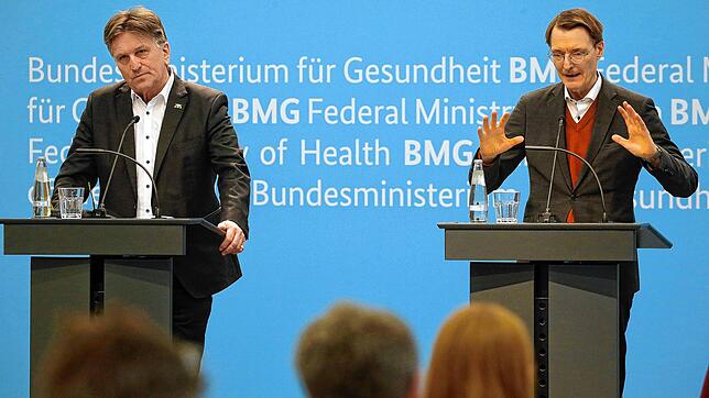 Bundesgesundheitsminister Karl Lauterbach (rechts) und Manfred Lucha, Gesundheitsminister von Baden-Württemberg, bei einer ...
