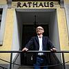 Ein Bild aus vergangenen Tagen: Harry Ebert, damals noch Bürgermeister und AfD-Politiker, steht 2018 vor dem Burladinger Rathaus. Die ...