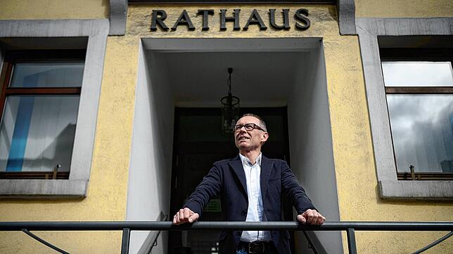 Ein Bild aus vergangenen Tagen: Harry Ebert, damals noch Bürgermeister und AfD-Politiker, steht 2018 vor dem Burladinger Rathaus. Die ...