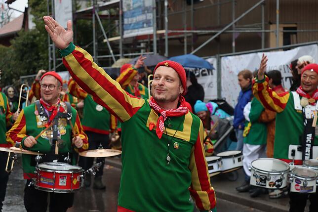 Bild 6: Großer Festumzug in Möggingen: Tausende besuchen das Seenarrentreffen trotz Regen!