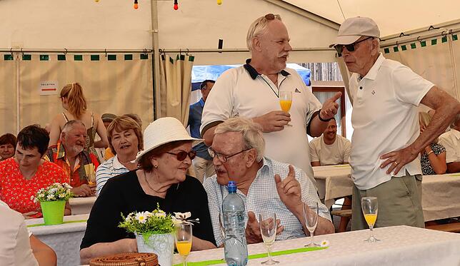 Gut 60 Gäste sind ins Festzelt auf dem Sportgelände gekommen, um mit dem Tennisclub Unterkirnach dessen 50-jähriges Bestehen zu feiern.