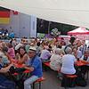 Schweizer und Deutsche feiern gemeinsam im Schlosspark 30 Jahre Verschwisterung ihrer Städte.