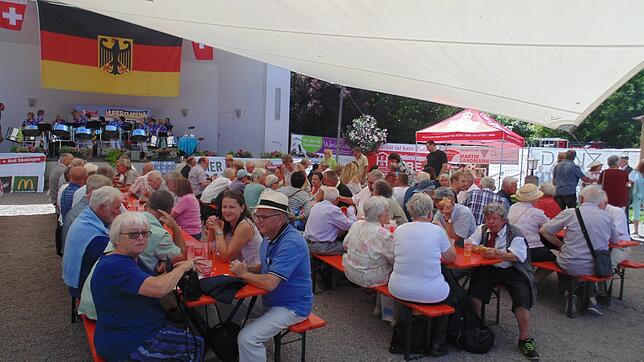 Schweizer und Deutsche feiern gemeinsam im Schlosspark 30 Jahre Verschwisterung ihrer Städte.