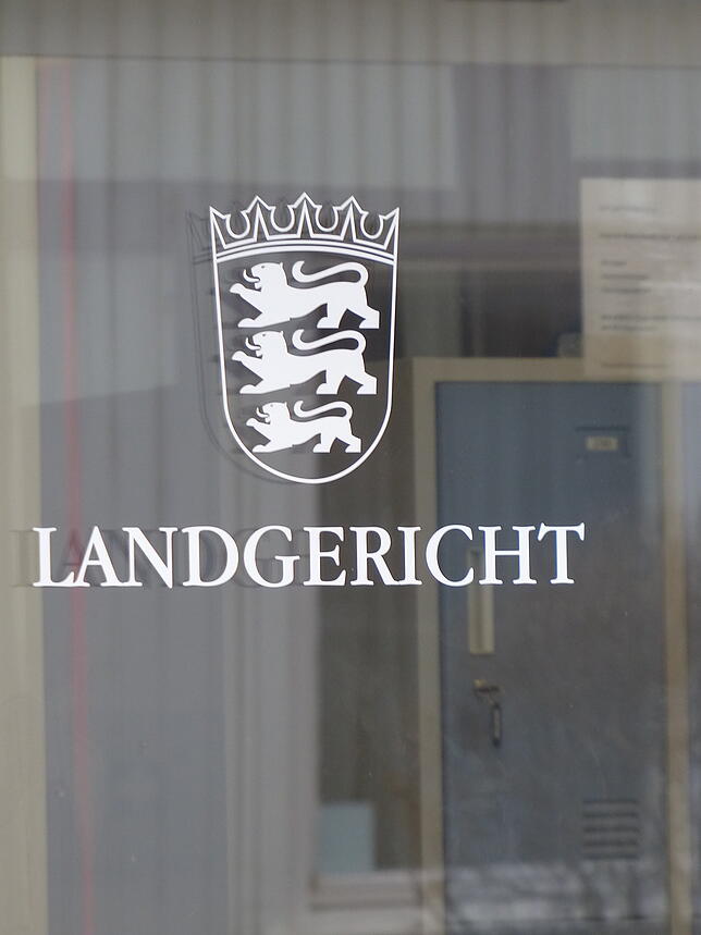 Das Landgericht verhandelt den Prozess gegen sechs Angeklagte, die sich wegen schweren Raubs und gewerbsmäßiger Bandenhehlerei ...