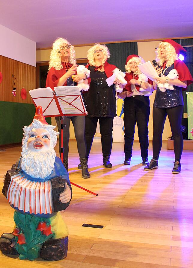 Das Comeback der Apfelweible als Jacob-Sisters mit Gartenzwerg.