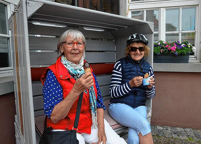 Claire Geyer und Roswitha Pfitzer aus Immenstaad gönnen sich ein Eis in Markdorf.