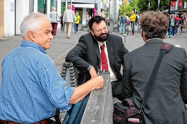 Die Singener Innenstadt war der Ort für das Treffen. Das bunte Publikum in der August-Ruf-Straße passt zur Diskussion um das ...