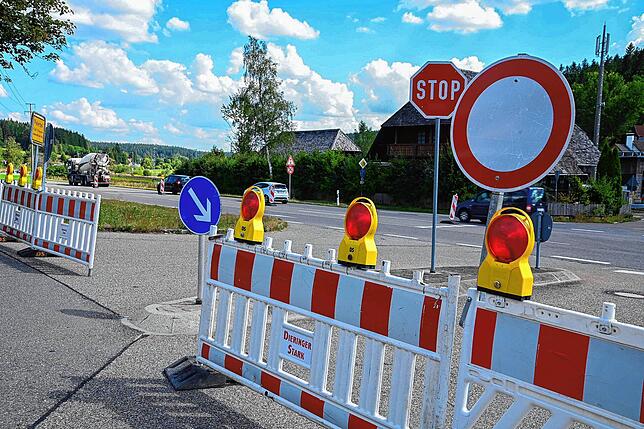 Sämtliche Zu- und Abfahrten auf die B33 von Peterzell aus sind seit Montag gesperrt. Die Sanierungsarbeiten sollen ab Mittwoch beginnen.