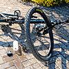 (Symbolbild) Nach dem ungewollten Zusammentreffen mit dem 24-Jährigen liegt eine Radfahrerin beim Bahnhof Reichenau auf dem Radweg.