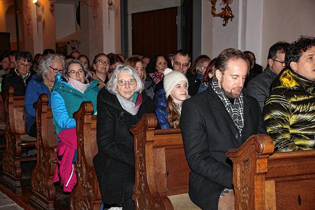 Traditionell stimmten die Mitwirkenden des Weihnachtskonzertes der Heimschule Wald und das Publikum am Konzertende das Weihnachtslied ...