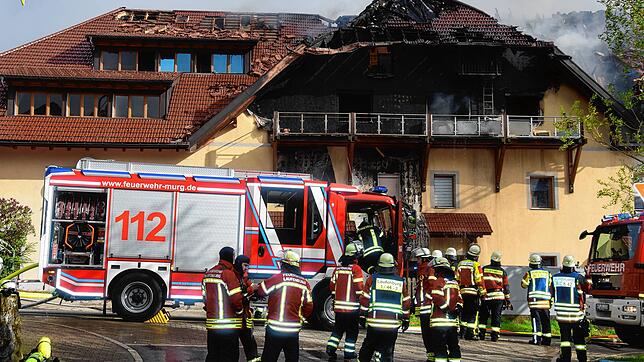 Großeinsatz in Rickenbach: Zu einem Brand in einem Mehrfamilienhaus kommt es Dienstagfrüh. Sechs Menschen werden mit Verdacht auf ...