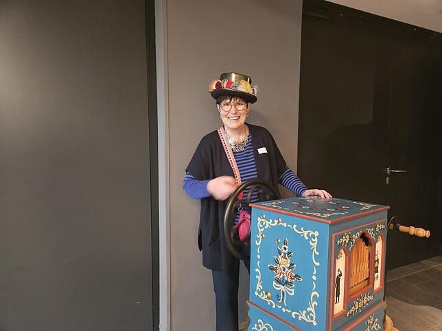 Martina Wiemer, Organisatorin des Marktes der schönen Dinge, am Leierkasten.