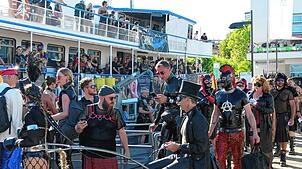 Bild : Das Tortureship sticht in See Richtung in Konstanz