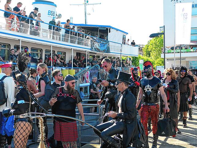 Bild 1: "Leinen los" für das Torture Ship: Das berühmteste BDSM- und Fetisch-Schiff auf dem Weg nach Konstanz