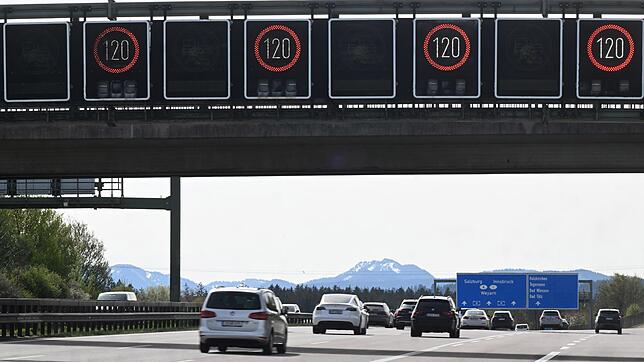 Die Eltern fuhren mit dem Auto gut eine halbe Stunde weiter in Richtung Österreich, bevor sie merkten, dass ihr Sohn fehlt. (Archivbild)