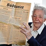Brigitte Weyl mit der ersten Ausgabe des SÜDKURIER von 1945 (Aufnahme von 2015).