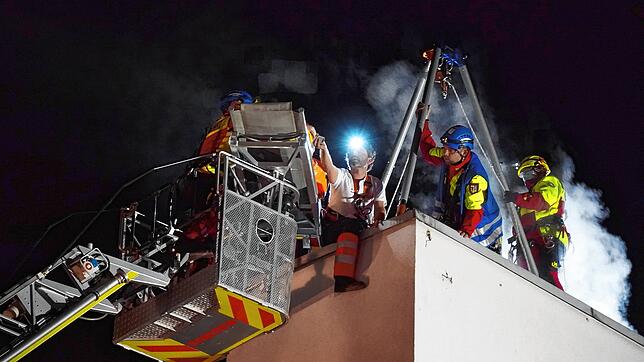 Höhenrettungs-Spezialisten der Feuerwehr und ein Notarzt kümmern sich um die Bergung des Verletzten.