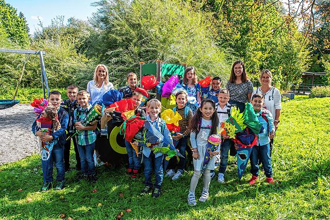 August-Friedrich-Osswald-Schule, Friedrichshafen: Die Erstklässler der Klasse 1b mit ihren Klassenlehrerinnen Marina Meyer und Ramona ...