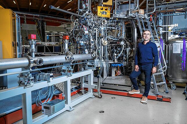 Milan Radovic ist wissenschaftlicher Mitarbeiter an der SIS-Beamline (Spectroscopy of Interfaces and Surfaces) der Synchrotron ...