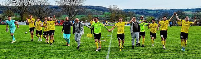 Der FC Öhningen-Gaienhofen bejubelt den Sieg im Viertelfinale des Bezirkspokals.