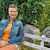 Kerstin Schäfer in ihrem Garten in Obereschach. Die 60-Jährige hofft, dass ein passender Stammzellspender für sie gefunden wird.