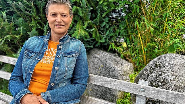 Kerstin Schäfer in ihrem Garten in Obereschach. Die 60-Jährige hofft, dass ein passender Stammzellspender für sie gefunden wird.