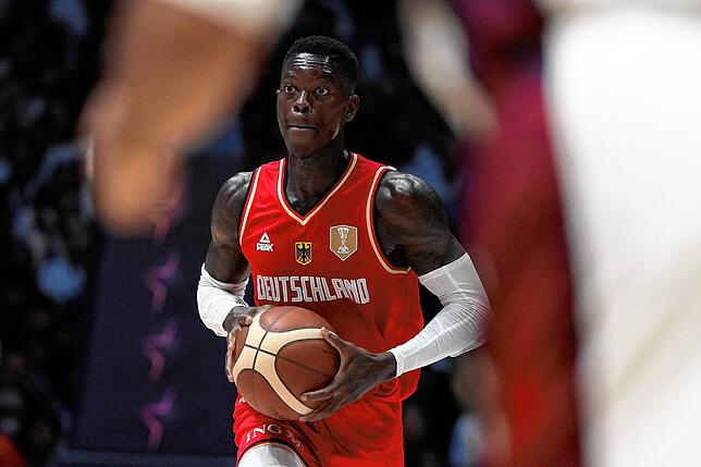 Basketball-Profi Dennis Schröder will nach dem WM-Sieg 2023 mit dem deutschen Team nun eine Olympia-Medaille holen.