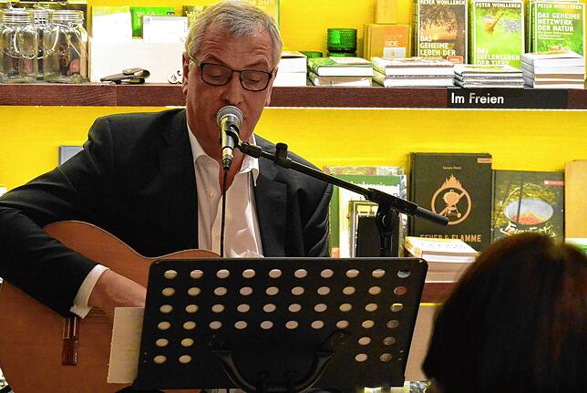 Nicht nur im Unternehmen, auch im Kulturleben der Stadt engagiert: 2018 präsentierte Peter Gerstmann in Friedrichshafen Lieder und ...