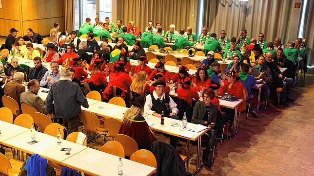 Beim Nierliessen im Bürgersaal sind noch Plätze frei – kein Wunder, wenn der 11.11. auf einen Montag fällt. Bilder: Rolf Reißmann