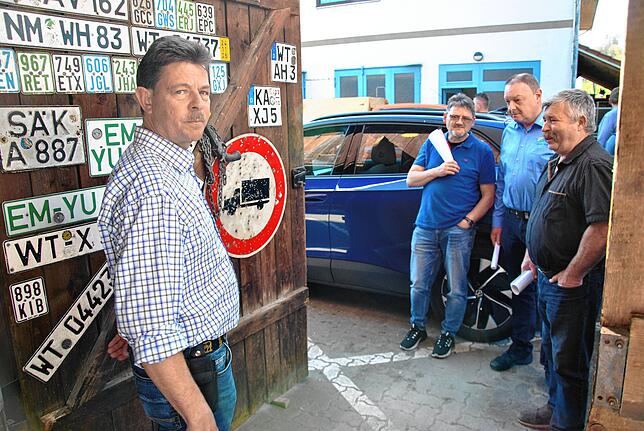 Werner Grether gibt den Stadträten Stefan Engel (Grüne), Stefan Tussing und Helmut Steinebrunner (beide CDU) Auskunft (von links).